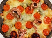 Una foto di pizza con acciughe
