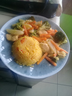 Una foto de POLLO CON VERDURAS A LA MANTEQUILLA, AJO Y LIMÓN