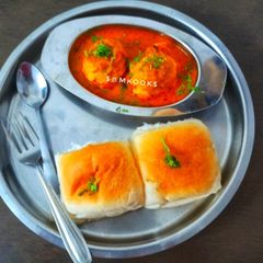 A picture of Traditional Tarri vada / Batatavada Rassa / Katvada.