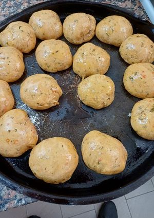 Una foto de Pan de tomate y albahaca
