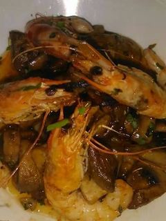 Una foto de Champiñones al ajillo con langostinos