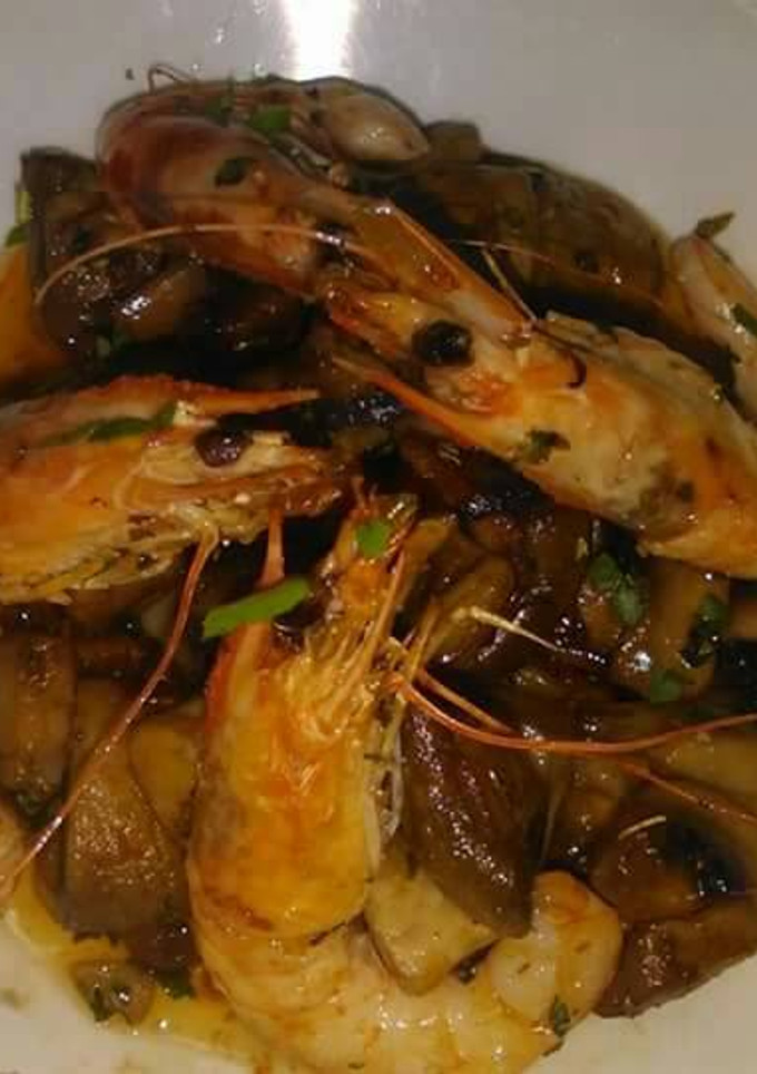 Una foto de Champiñones al ajillo con langostinos