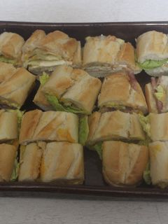 Una foto de Cuatro bocadillos troceados