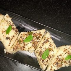 A picture of Rava khaman dhokla.