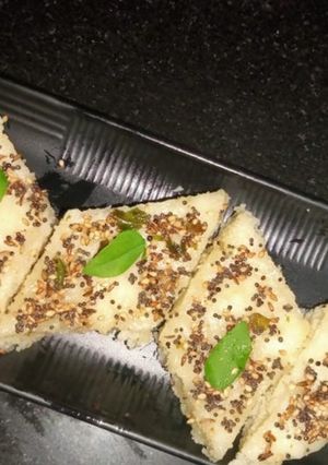 A picture of Rava khaman dhokla.