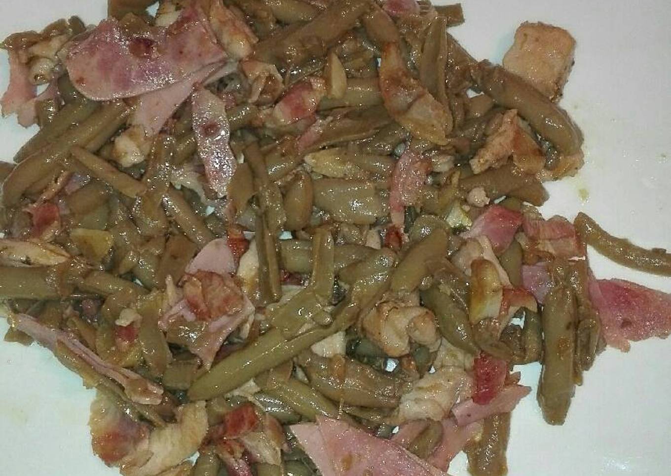 Judías salteadas con pechuga de pollo, beicon y jamón york 