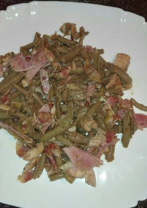 Foto principal de Judías salteadas con pechuga de pollo, beicon y jamón york 