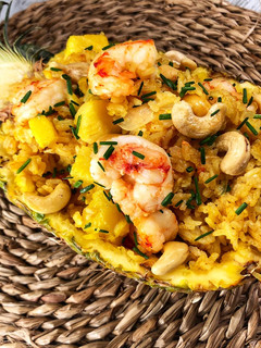 Una foto de Khao Pad Saparod o arroz frito con piña