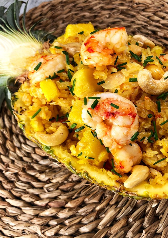 Una foto de Khao Pad Saparod o arroz frito con piña