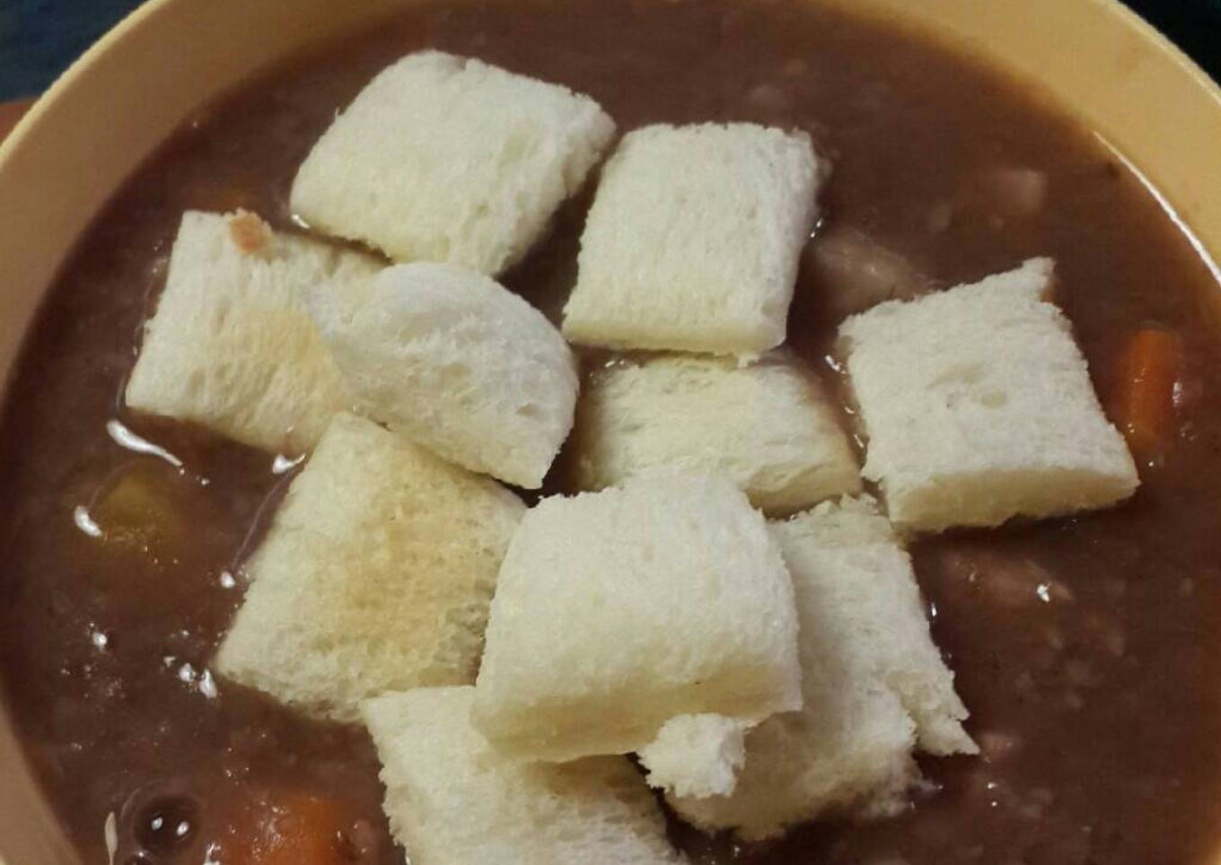 Bruinebonensoep (Sup kacang merah khas Belanda)