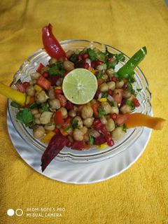 કાબુલી ચણા અને સીંગદાણા સલાડ (Kabuli chana And Peanuts Salad recipe In Gujarati) રેસીપી મુખ્ય ફોટો