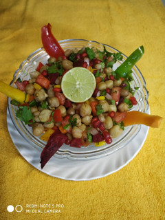 કાબુલી ચણા અને સીંગદાણા સલાડ (Kabuli chana And Peanuts Salad recipe In Gujarati) રેસીપી મુખ્ય ફોટો