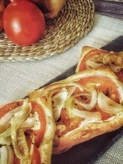 Una foto de Tostas de hojaldre con tomate