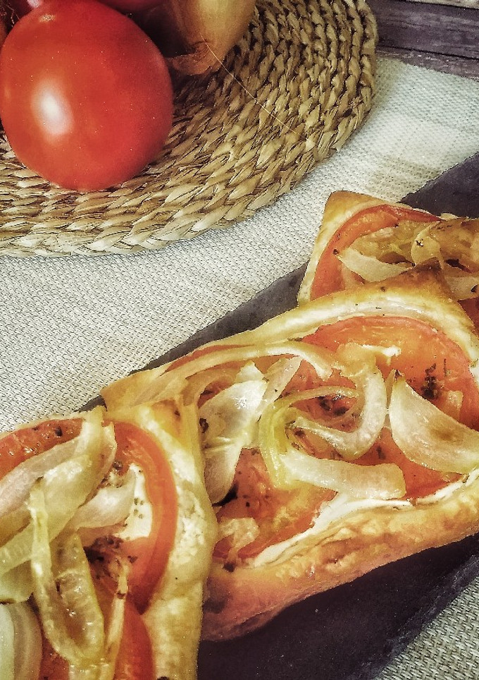 Una foto de Tostas de hojaldre con tomate