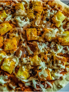 पनीर अनियन पिज़्ज़ा (Paneer onion pizza recipe in hindi) रेसिपी मुख्य फोटो