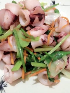 Hình của món Mực xào cần tỏi.