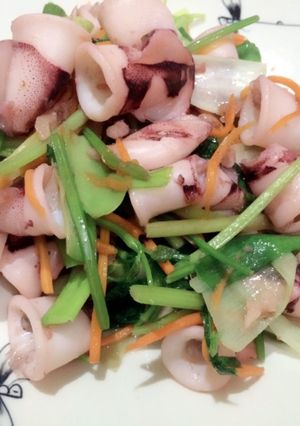 Hình của món Mực xào cần tỏi.