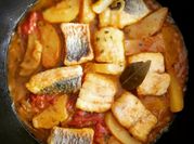 Una foto de patatas con merluza