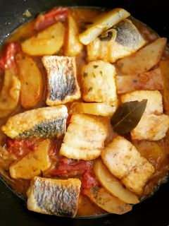 Una foto de Merluza con patatas a la cúrcuma y comino