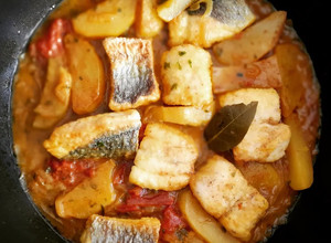 Foto principal de Merluza con patatas a la cúrcuma y comino