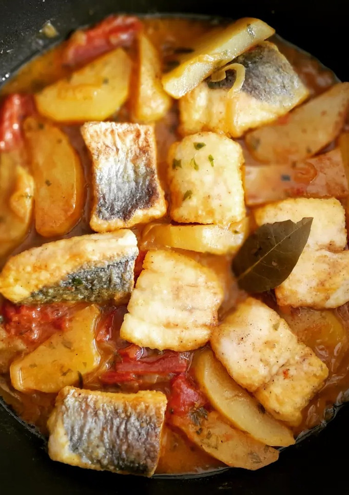 Una foto de Merluza con patatas a la cúrcuma y comino