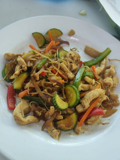 Una foto de Wok de pollo
