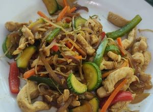 Una foto de Wok de pollo