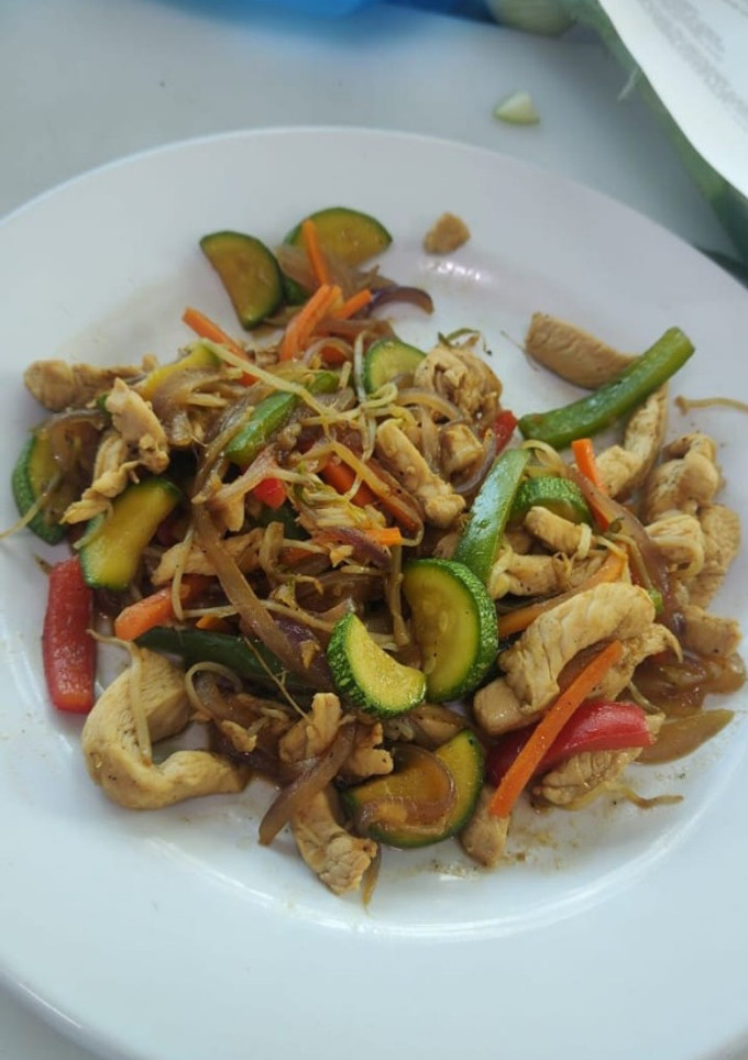 Una foto de Wok de pollo