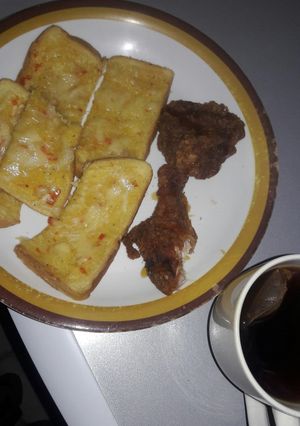 A picture of Garlic cheese bread.