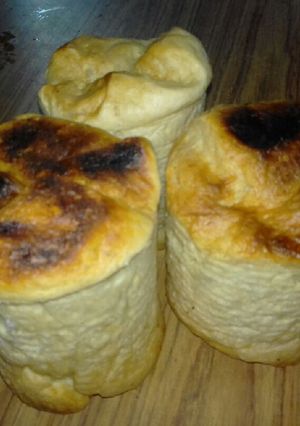 Una foto de Pan caseros en moldes de latas de durazno