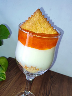 عکسی از دستور دسر محلبی خرمالو