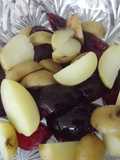 Ensalada de papa al anís, ciruelas y vinagreta roja de jamaica San Valentín