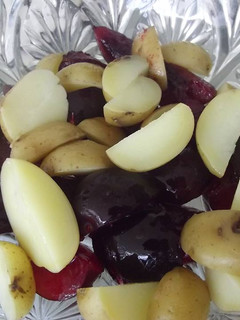 Una foto de Ensalada de papa al anís, ciruelas y vinagreta roja de jamaica San Valentín