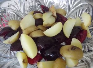 Una foto de Ensalada de papa al anís, ciruelas y vinagreta roja de jamaica San Valentín