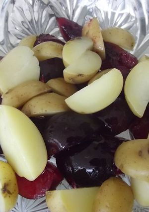 Una foto de Ensalada de papa al anís, ciruelas y vinagreta roja de jamaica San Valentín