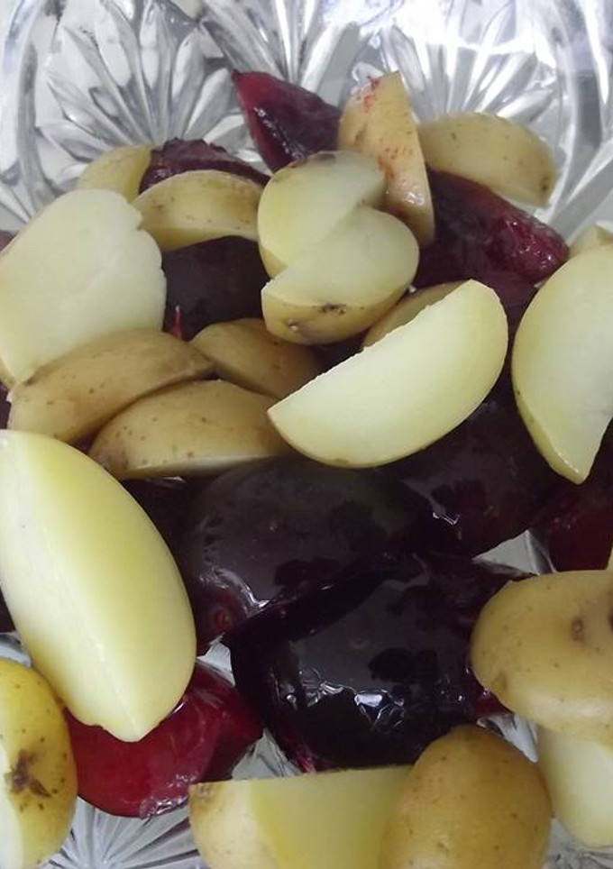 Una foto de Ensalada de papa al anís, ciruelas y vinagreta roja de jamaica San Valentín