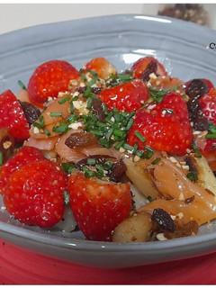 Una foto de Ensalada templada de fresas, salmón y espárragos