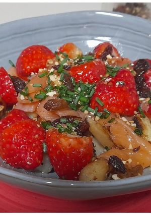 Una foto de Ensalada templada de fresas, salmón y espárragos