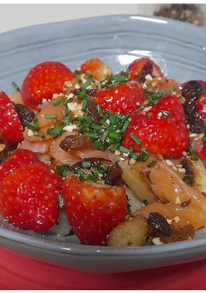 Una foto de Ensalada templada de fresas, salmón y espárragos