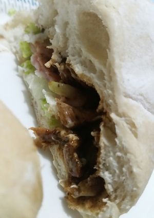 Una foto de Sándwich de cerdo en salsa teriyaki