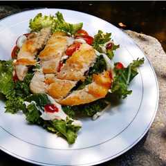 Kale salad with grilled chicken রেসিপির প্রধান ছবি