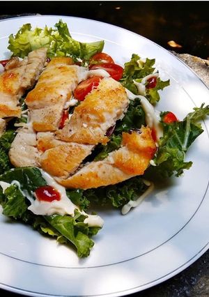 Foto resep Kale salad with grilled chicken