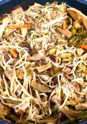 Una foto de Chapsui de hongos shiitake con verduras