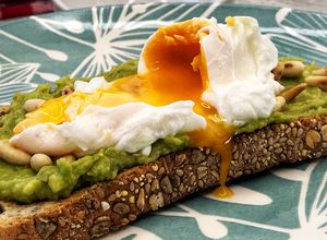 Foto principal de Huevo poché sobre tostada de aguacate 🥑