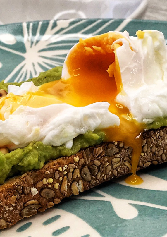 Una foto de Huevo poché sobre tostada de aguacate 🥑