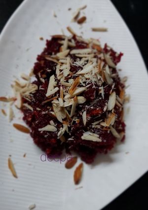 काली गाजर और चुकंदर का हलवा (kali gajar aur chukandar ka halwa recipe in Hindi) रेसिपी मुख्य फोटो