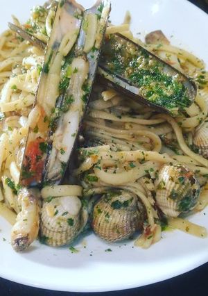O poză a rețetei Spaghetti cu scoici și sos persillade.
