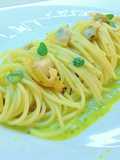 Spaghetti con cipolla di tropea e vongole su crema di porro e basilico