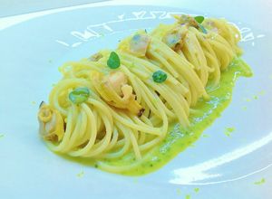 Foto di Spaghetti con cipolla di tropea e vongole su crema di porro e basilico