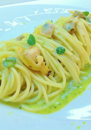 Foto di Spaghetti con cipolla di tropea e vongole su crema di porro e basilico